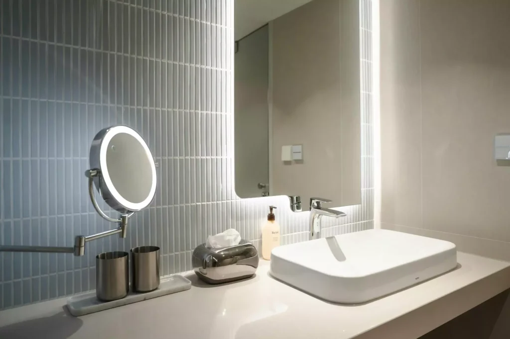 How to Choose the Right Bathroom Mirror — Practical Tips, Sizes, and Modern Ideas bathroom mirror size